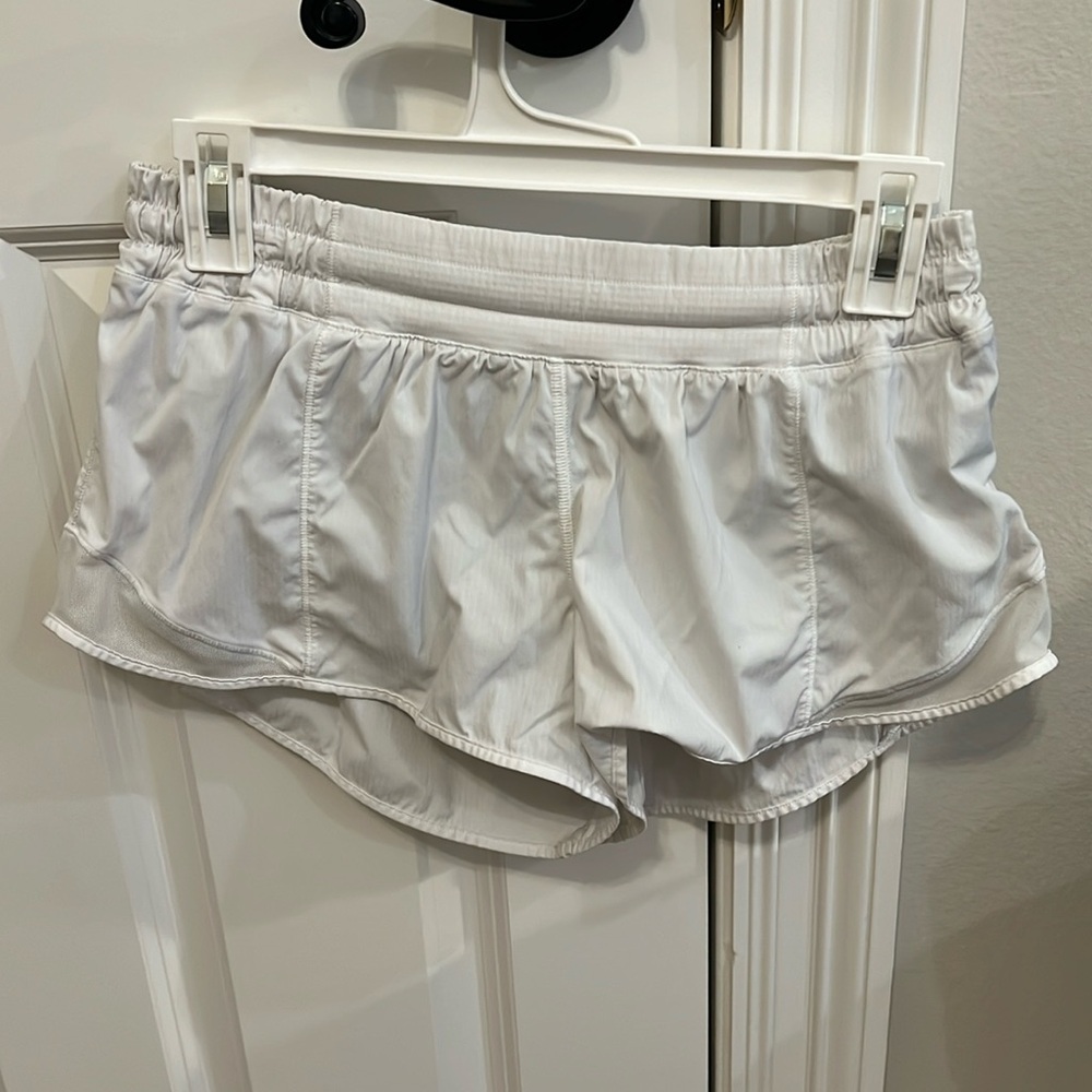 lululemon hotty hot low rise short 2.5”